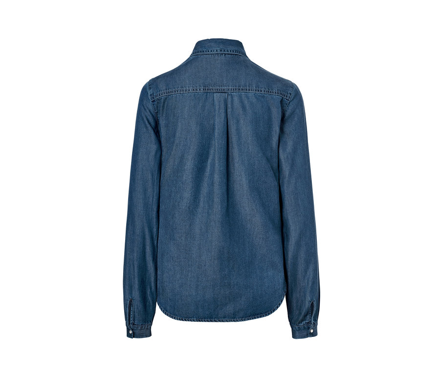Detailansicht der Rückseite einer Jeansbluse.