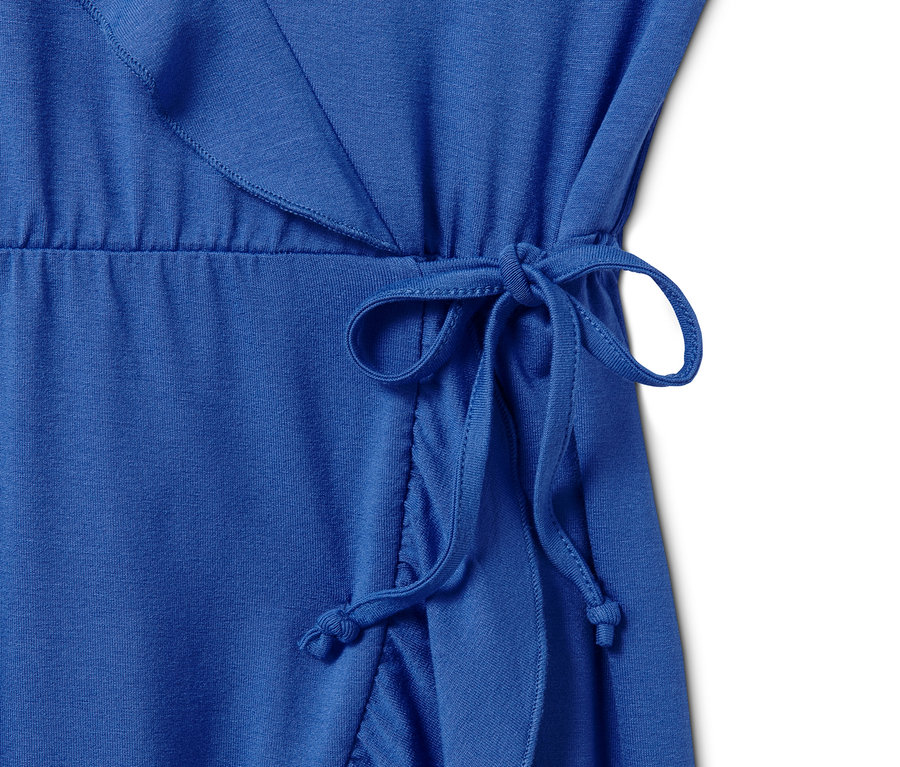 Detailansicht eines blauen Jerseykleids in Wickeloptik mit Taillenband.