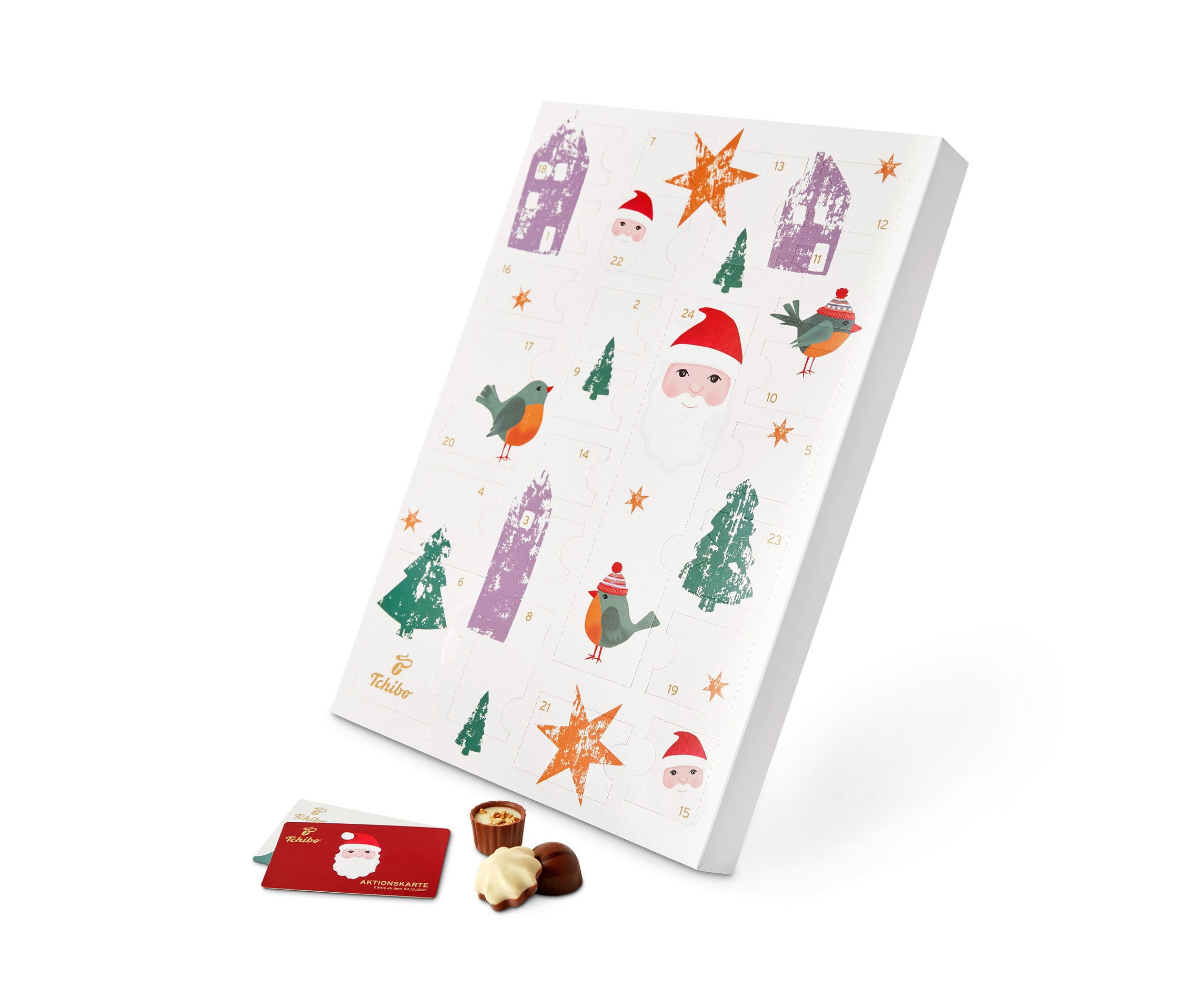 Ein weißer Adventskalender mit Abbildungen von Häusern, Sternen, Bäumen, Vögeln und dem Weihnachtsmann. Im Vordergrund liegen eine Karte und Pralinen. Zu sehen ist der Tchibo Adventskalender mit Gewinnspiel.
