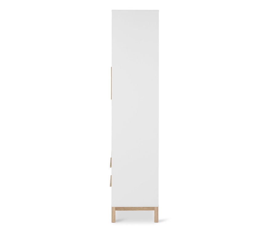 Seitenansicht eines weißen Garderobenschranks »Eklund« mit Holzdetails.