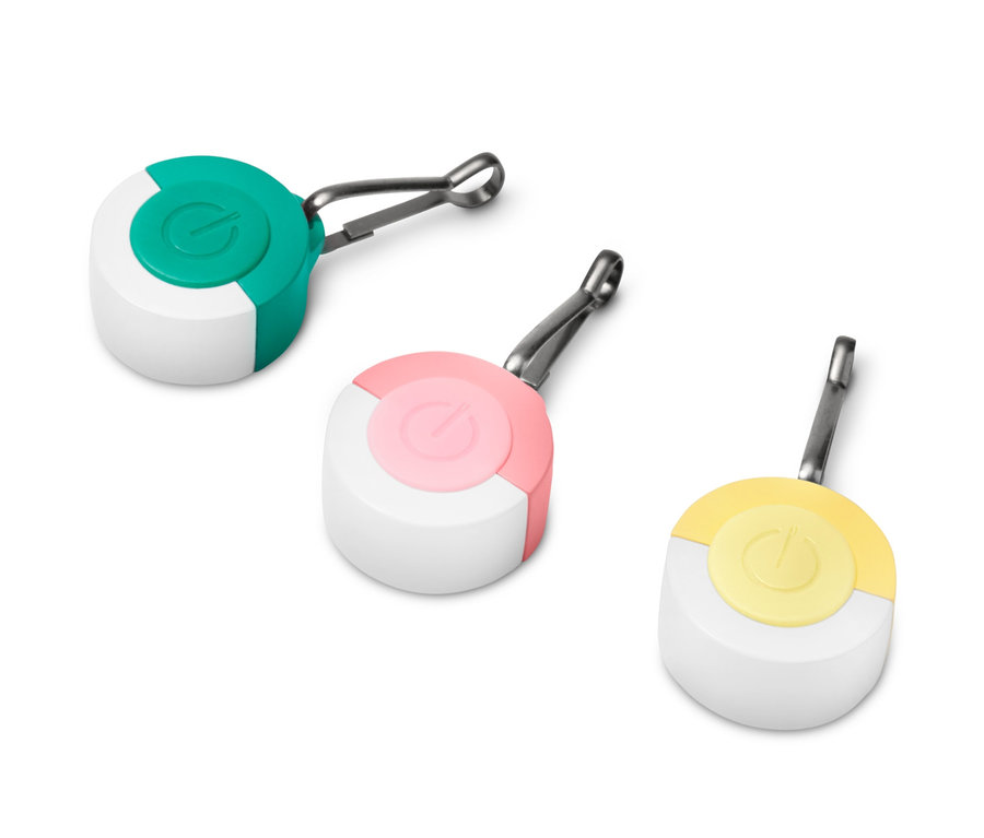 Drei LED-Anhänger mit Karabiner in Grün, Rosa und Gelb.