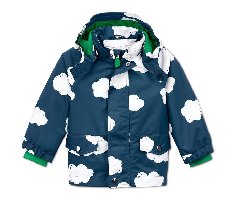 Blaue Regenjacke aus recyceltem Material mit weißen Wolken.