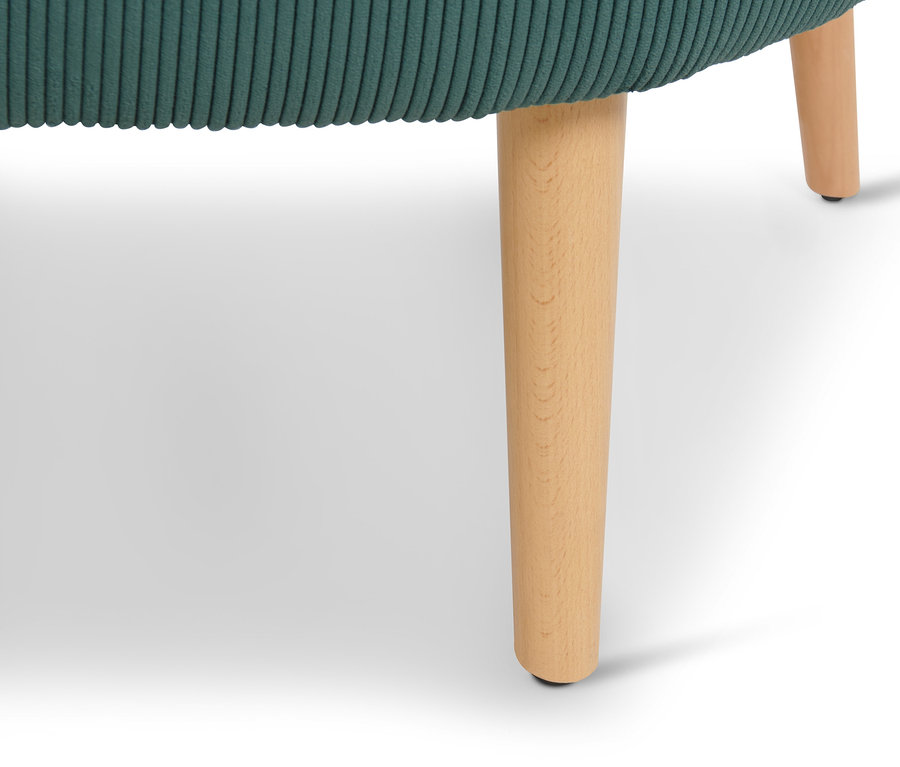 Detailansicht eines Sessels mit Cord-Bezug und Holzbeinen.