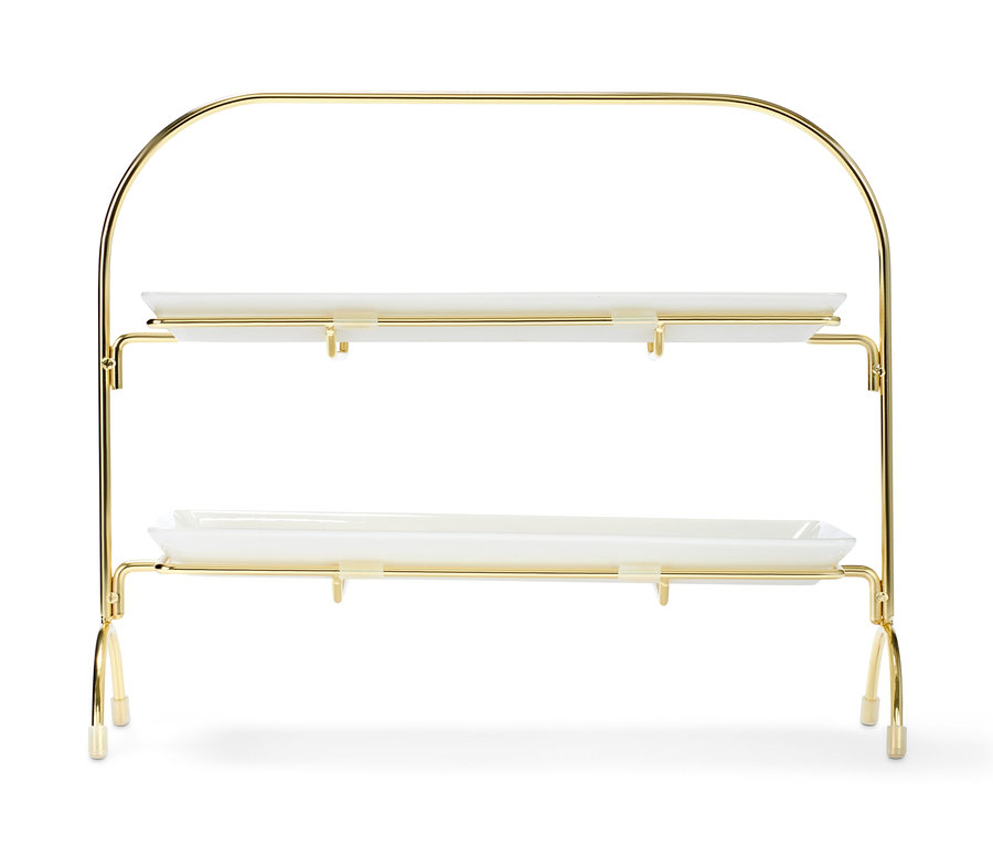 Eine Etagere mit goldenem Rahmen und zwei weißen, rechteckigen Tellern.