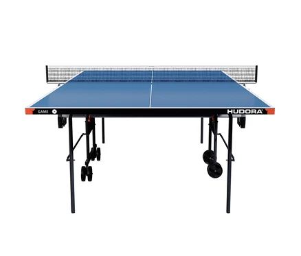 Blauer Tischtennistisch mit schwarzem Rahmen und Netz in der Mitte. Zu sehen ist die HUDORA Tischtennisplatte »Game«.