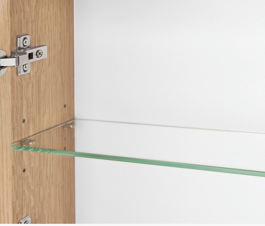 Inneres eines 3-türigen Spiegelschranks mit einem Glasboden.