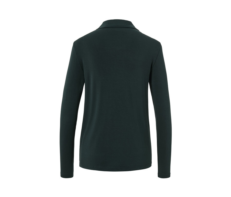 Dunkelgrüner Pyjama mit langen Ärmeln.