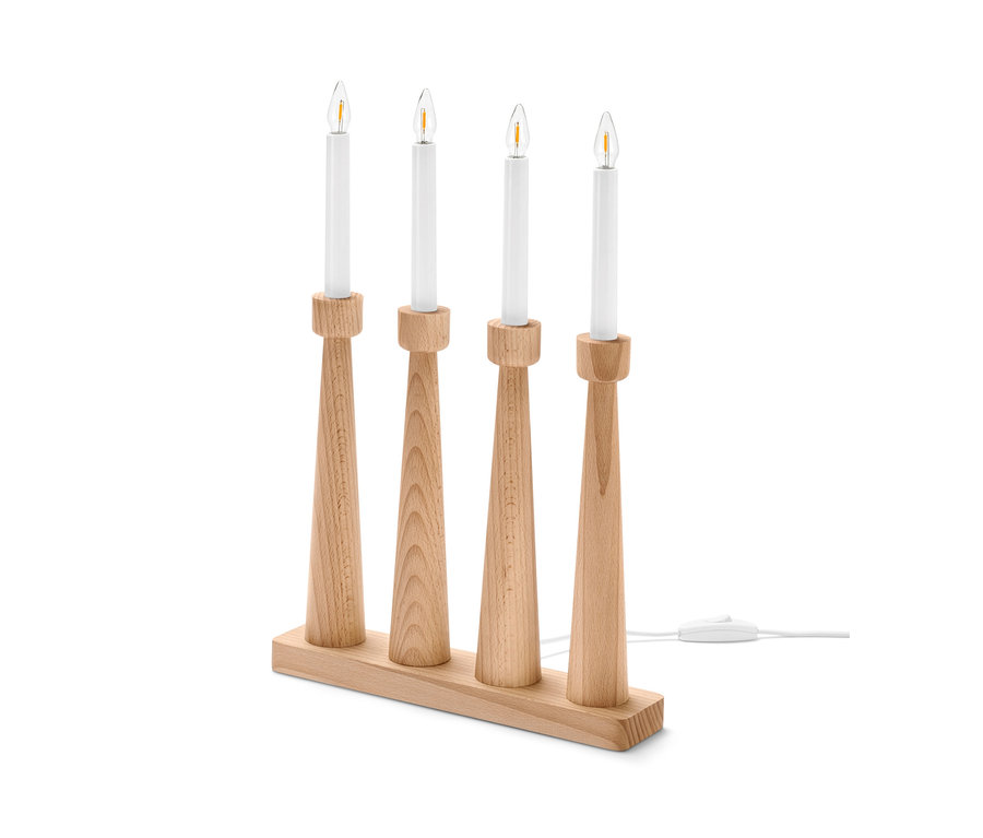 LED-Kerzenleuchter aus Holz mit vier elektrischen Kerzen.