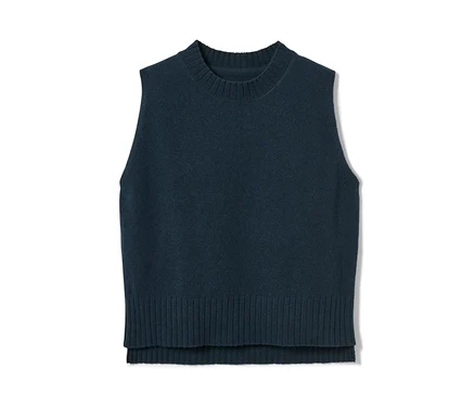 Blauer Strickpullunder mit RWS-Wolle.