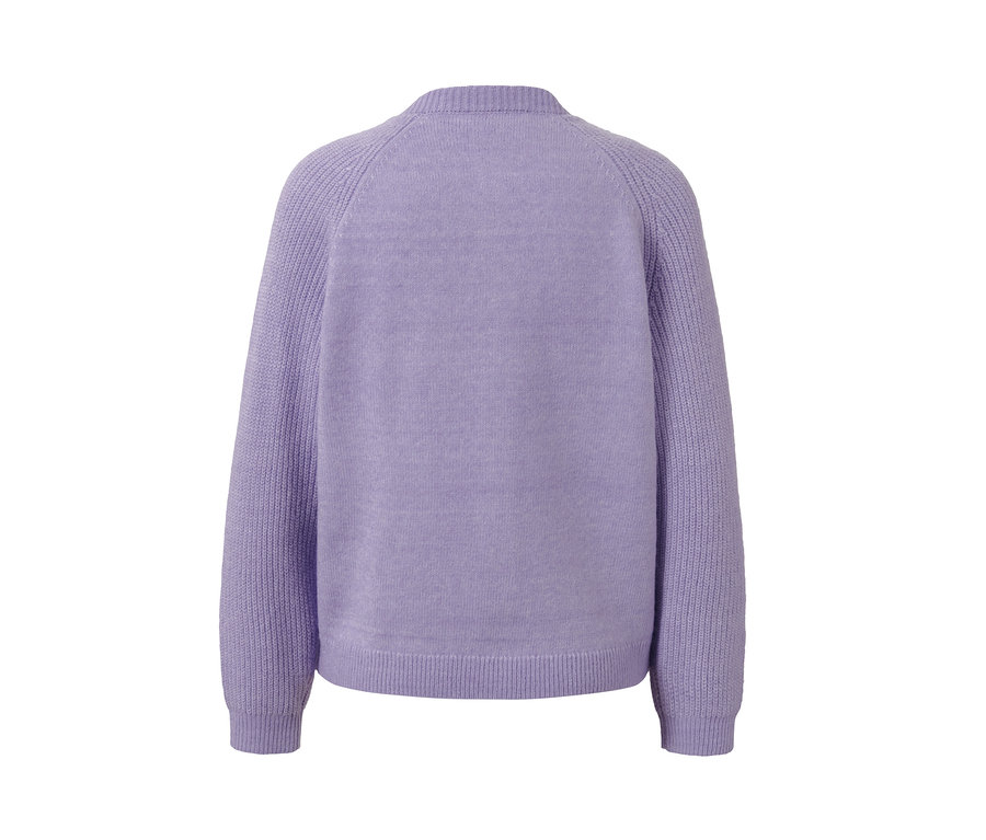 Rückansicht eines lila Strickcardigans.