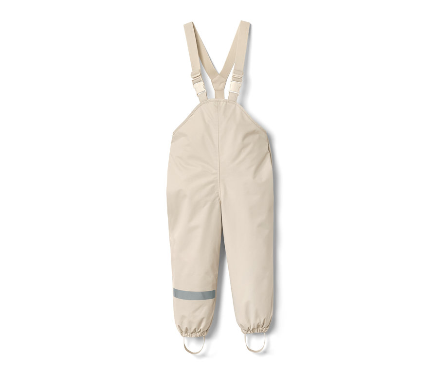 Sandfarbene Kleinkinder-Regenhose mit Latz und Reflektorstreifen am Hosenbein.