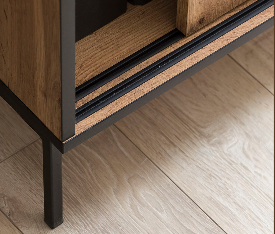 Detailaufnahme eines braunen Holzschranks mit schwarzen Ordnern, Schiebetürenschrank »2000 U 1000 ST«.