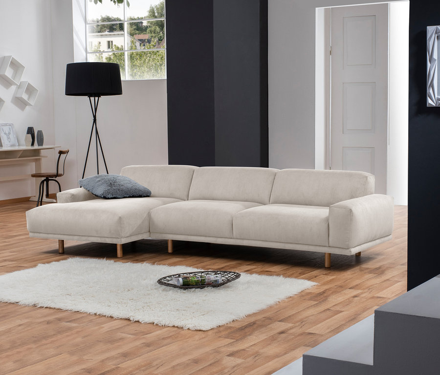 Beiges Max Winzer®-Ecksofa »Penelope« mit Longchair links im Wohnzimmer.