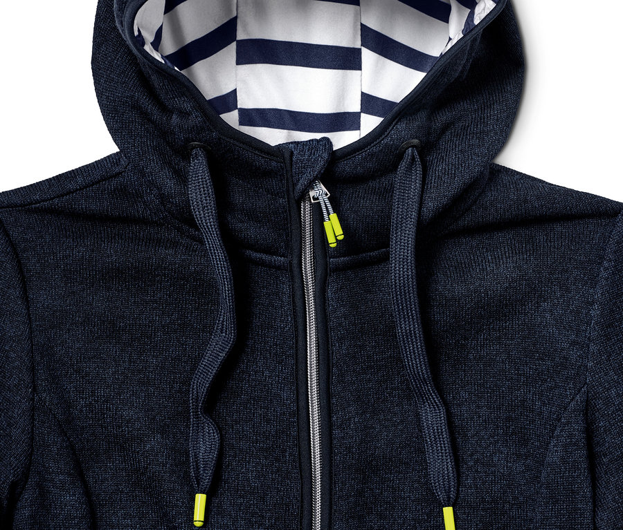 Detailansicht einer blauen Strickfleecejacke mit Kapuze und Reißverschluss.
