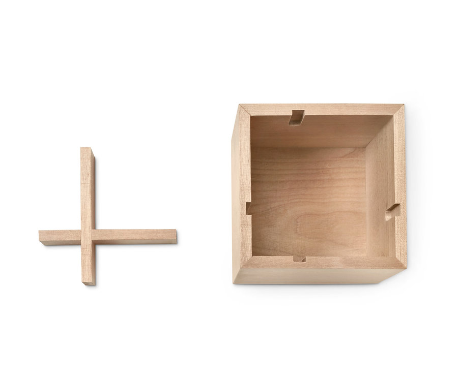 Zwei Ordnungsboxen aus Holz auf weißem Grund.