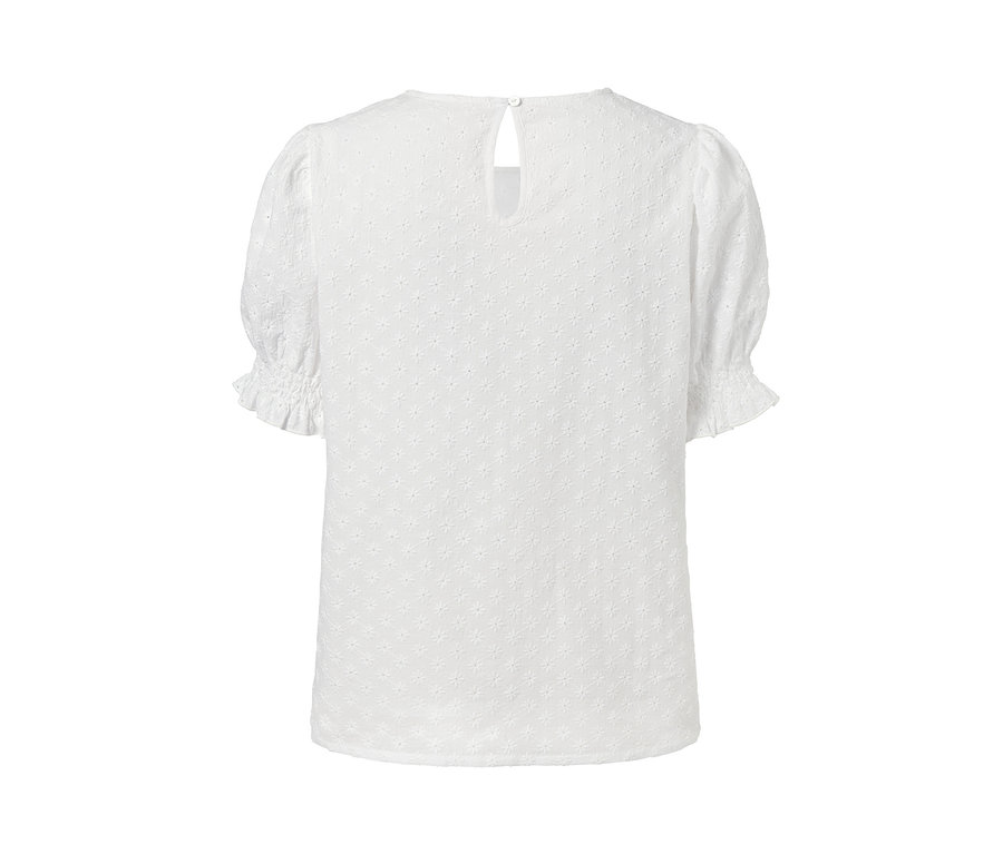 Detailansicht des weißen Blusenshirts mit Lochstickerei.