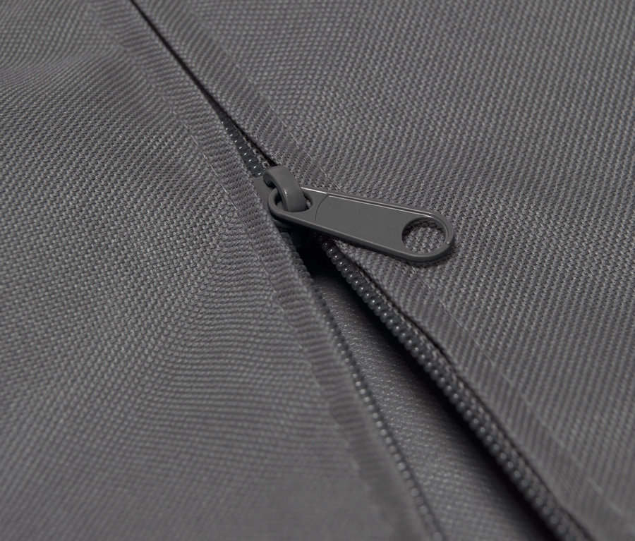 Detailaufnahme einer grauen Premium-Abdeckhaube für Sessel mit Reißverschluss.