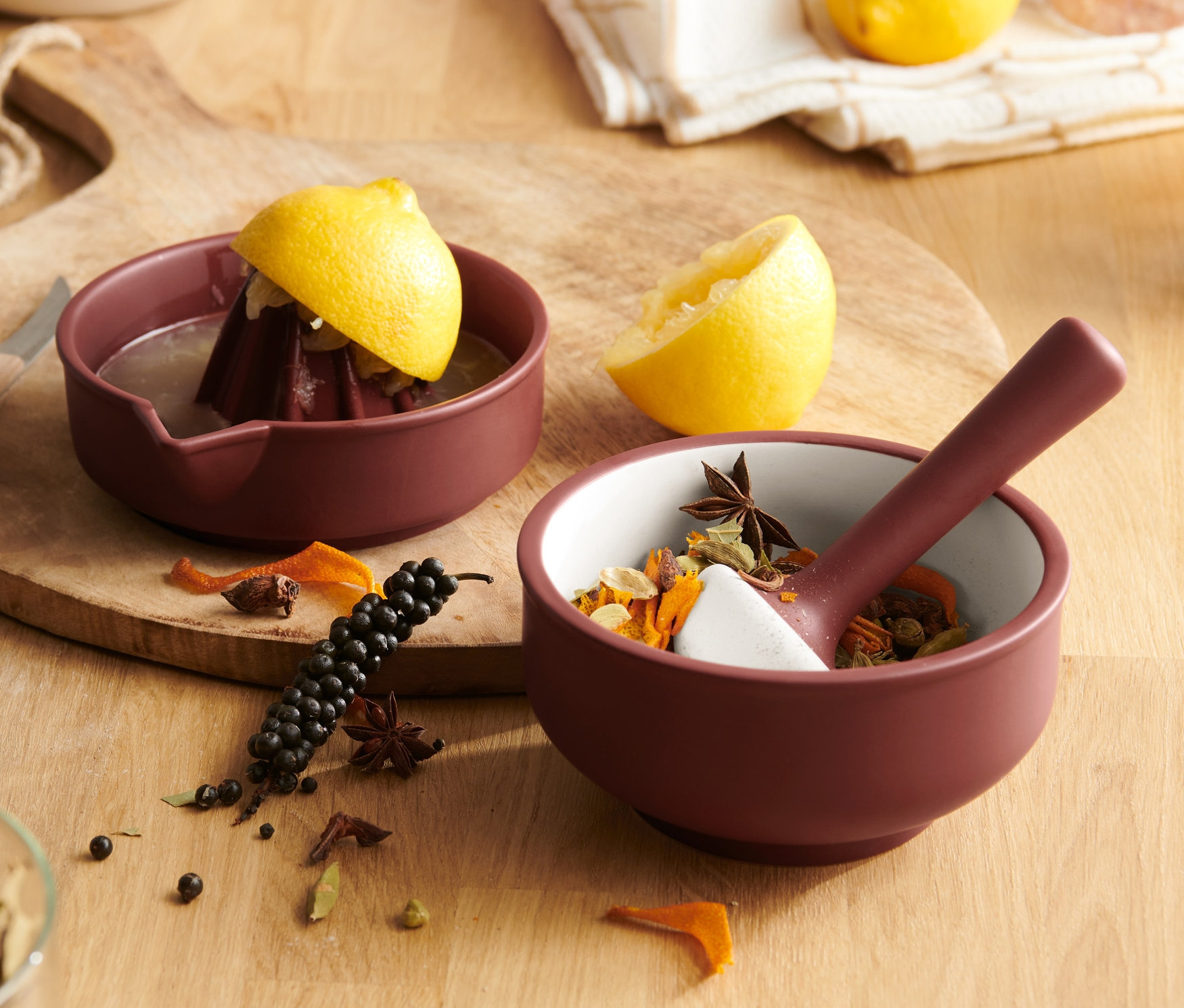 Zitrone mit Saft in 2-in-1: Mörser und Zitruspresse.