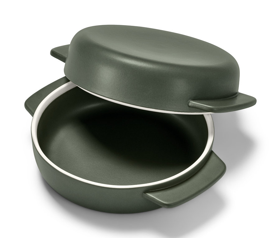 Ein grüner Ofenkäse-Bereiter mit Deckel.