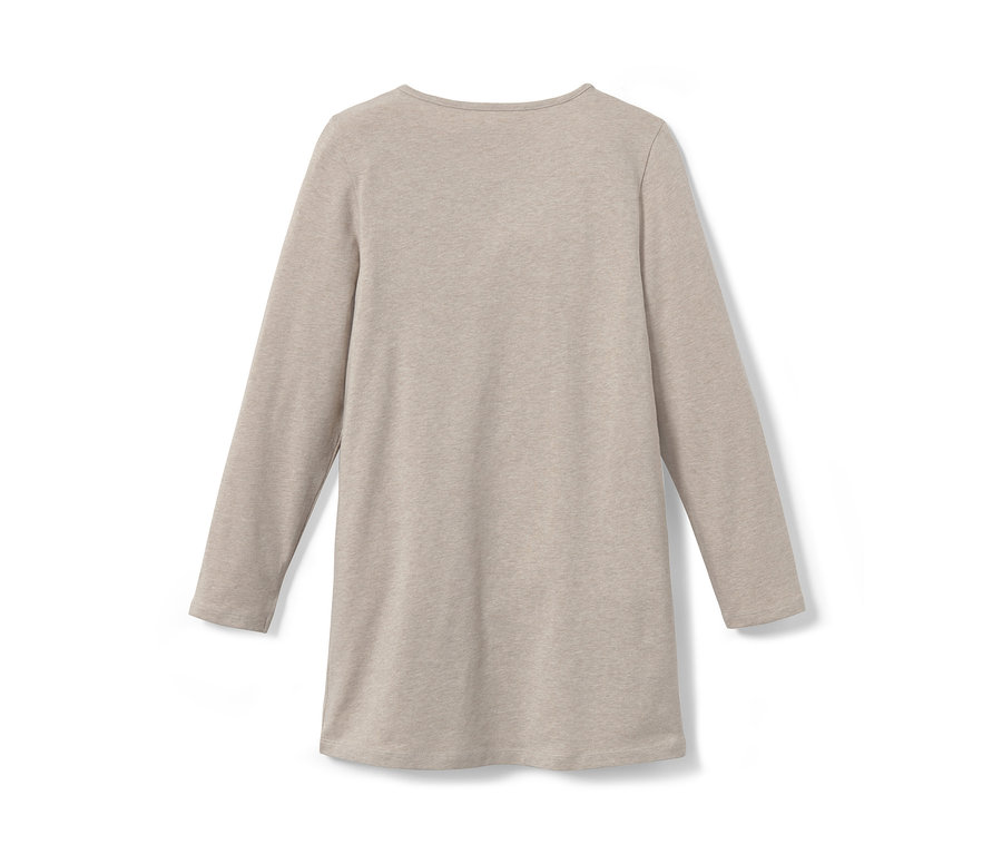 Beiger Pyjama mit langen Ärmeln auf weißem Hintergrund.