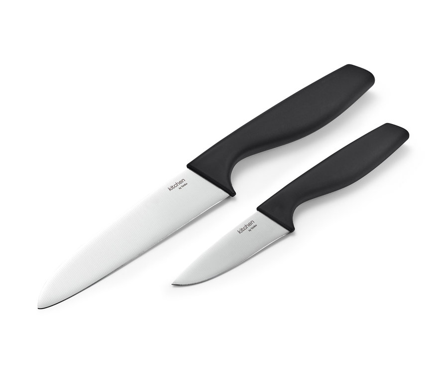 Zwei Küchenmesser aus dem Küchenmesser-Set mit schwarzen Griffen liegen auf einem weißen Hintergrund.