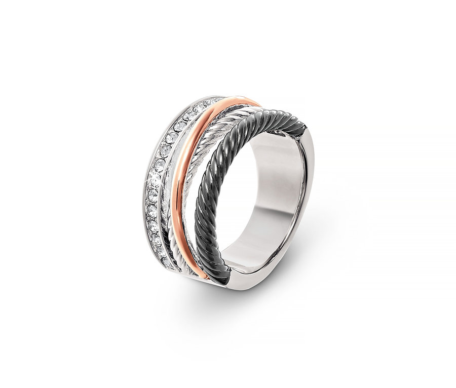 Detailaufnahme eines Rings veredelt mit Kristallen von Swarovski®.
