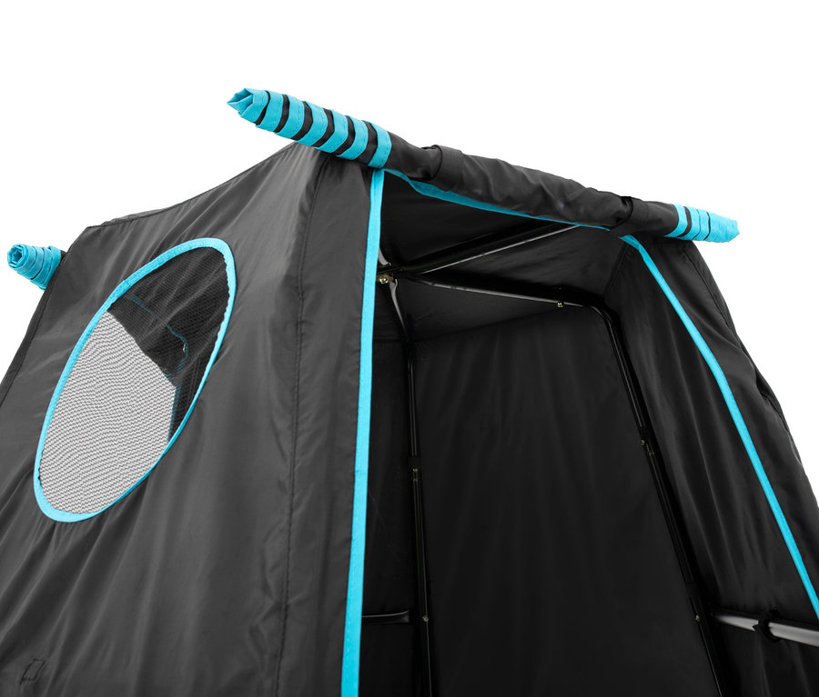 Detailansicht eines schwarzen Kletterturms »Explorer« mit Zelt, der mit blauen Akzenten und einem Netzfenster eingefasst ist.