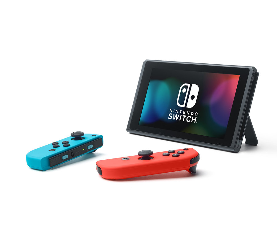 Eine Nintendo Switch-Konsole mit einem blauen und einem roten Controller auf einem weißen Hintergrund.