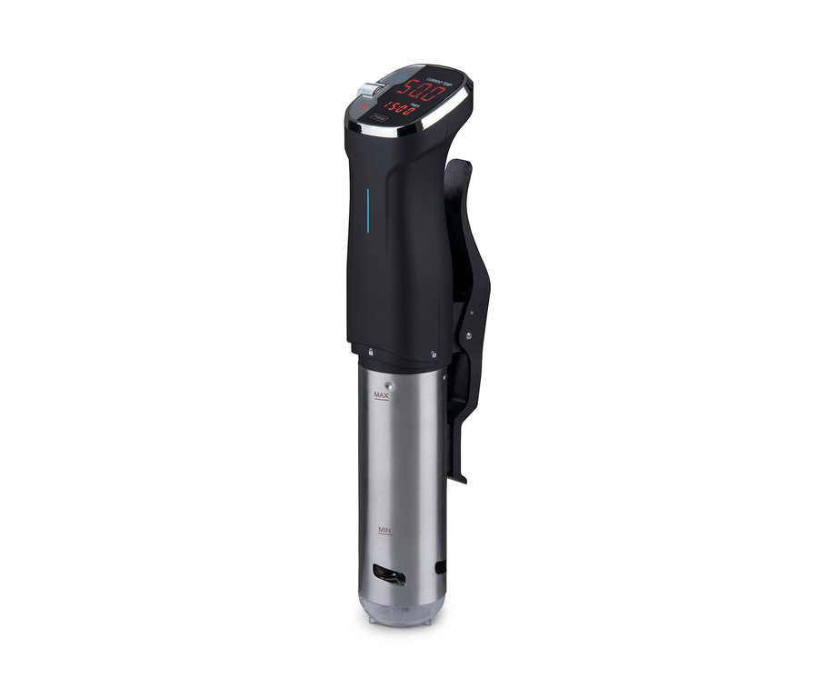 Ein schwarz-silberner Trebs-Sous-vide-Stick mit digitaler Temperaturanzeige.