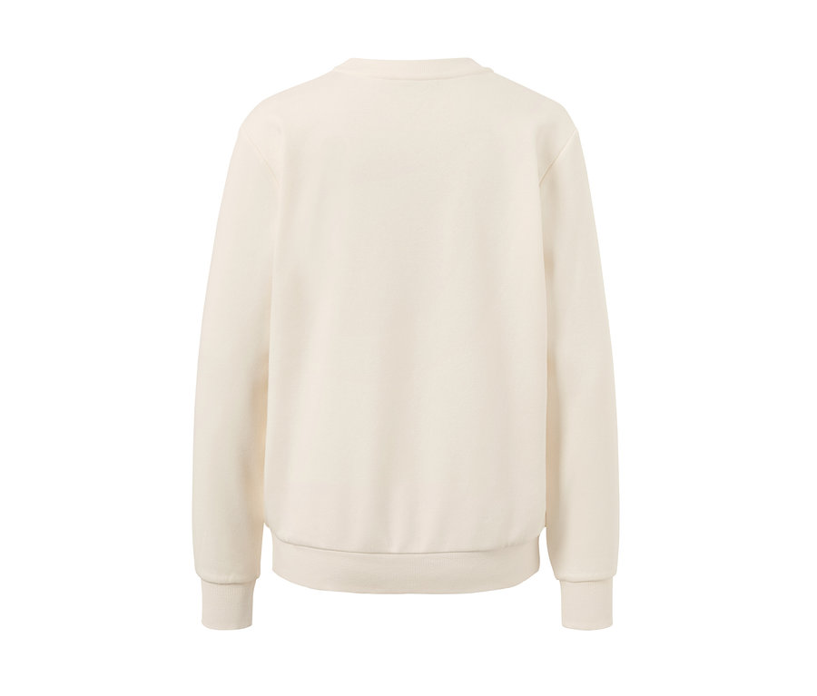Ein cremefarbenes langärmliges Sweatshirt.