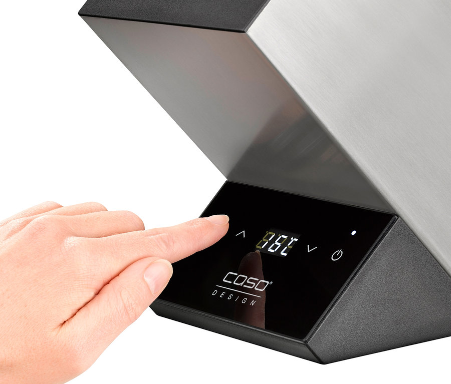 Ein Finger drückt eine Taste am CASO Weinkühler Wine Case One.