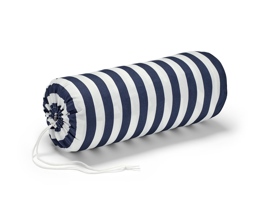 Ein Reise-Bettenset mit blau-weißen Streifen.