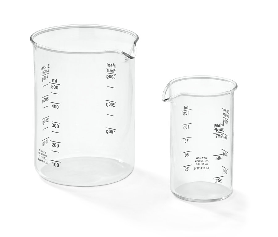 Zwei Messbecher aus Glas in verschiedenen Größen.