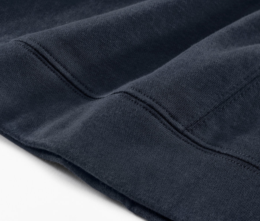 Detailansicht eines dunkelblauen Hausanzugs.