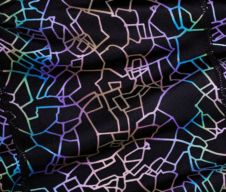 Detailaufnahme einer Sporttight mit regenbogenfarbenem, reflektierendem Muster.