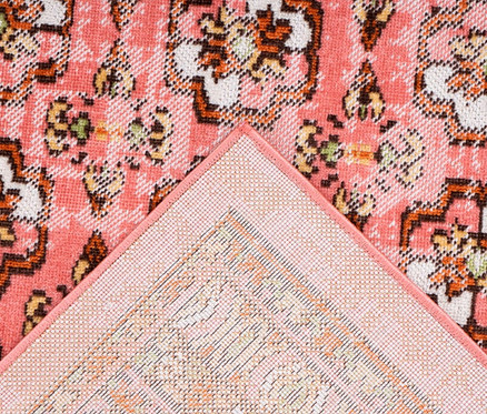 Detailansicht eines roten Teppichs mit Blumenmuster.