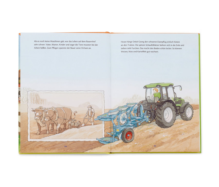 Aufgeschlagenes Buch illustriert eine ländliche Szene mit Traktor und Pflug. Buch »Die schönsten Bauernhofgeschichten«.