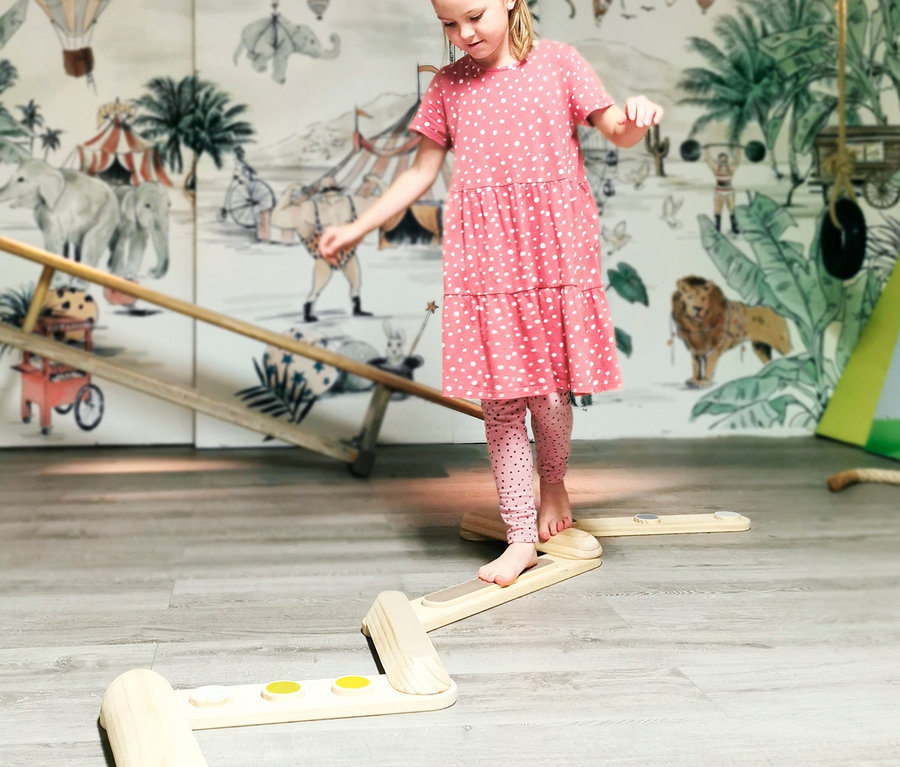 Mädchen balanciert auf small foot Balancierstege »Adventure«.