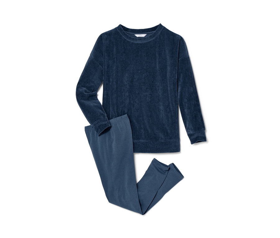 Ein marineblauer Leggings-Pyjama liegt auf einem weißen Hintergrund.