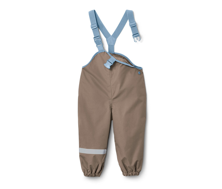 Braune Kleinkind-Regenhose mit blauen Hosenträgern.