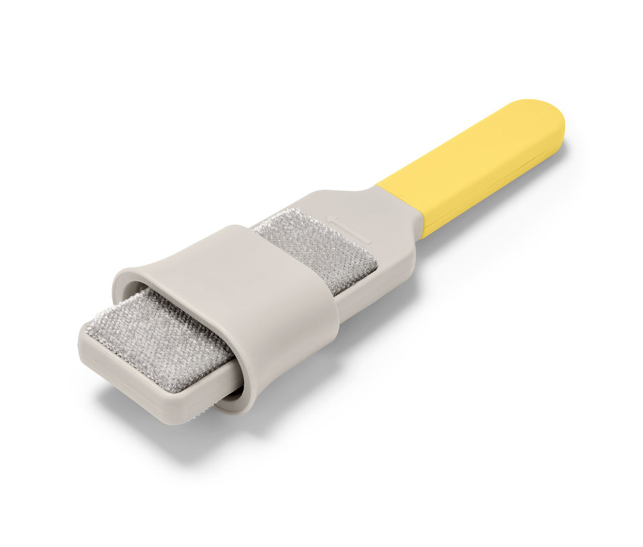 Doppelseitige Kleiderbürste mit gelbem Griff.