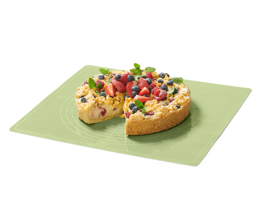 Ein Kuchen mit Früchten auf einer Dauerbackmatte.