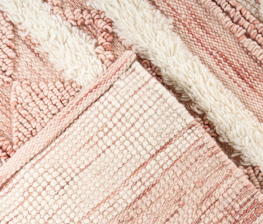Detailansicht eines Kayoom Wollteppichs »Bohist 225« mit geometrischem Muster in Rosa- und Cremetönen.