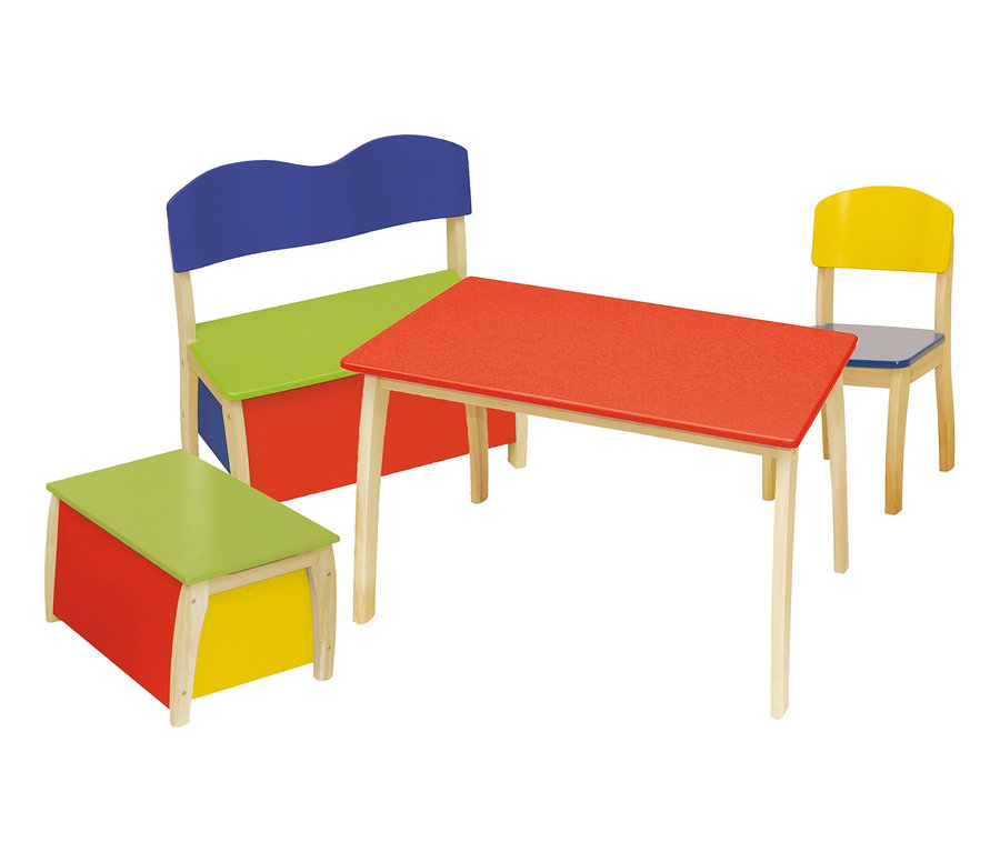 Ein roter Kindertisch steht neben einer bunten Kinderbank und einem Stuhl. roba Kindertisch.