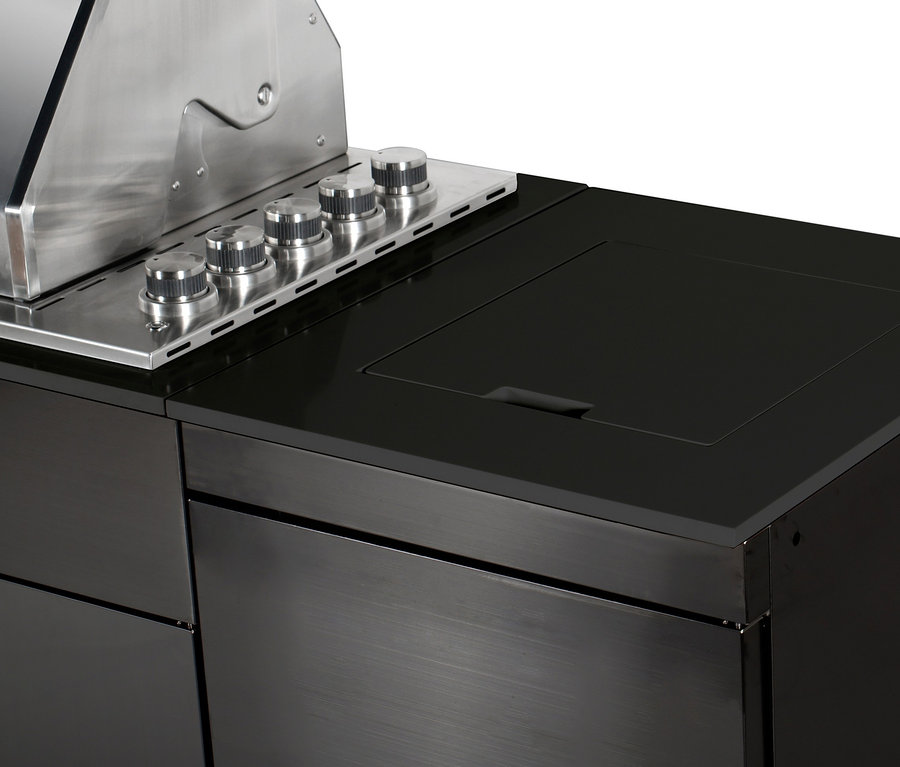 Detailansicht einer schwarzen Buschbeck Premium Outdoor-Küche mit Grillfunktion.