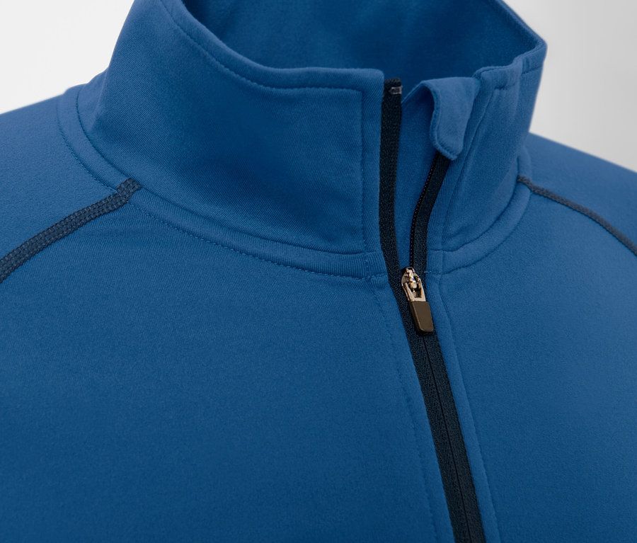 Detailaufnahme eines blauen Thermofunktionsshirts mit Reissverschluss.
