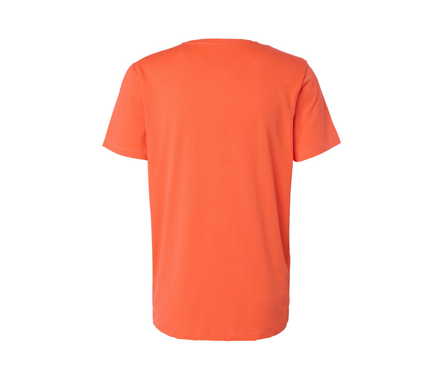 Detailansicht der Rückseite eines orangefarbenen T-Shirts mit Aufdruck.