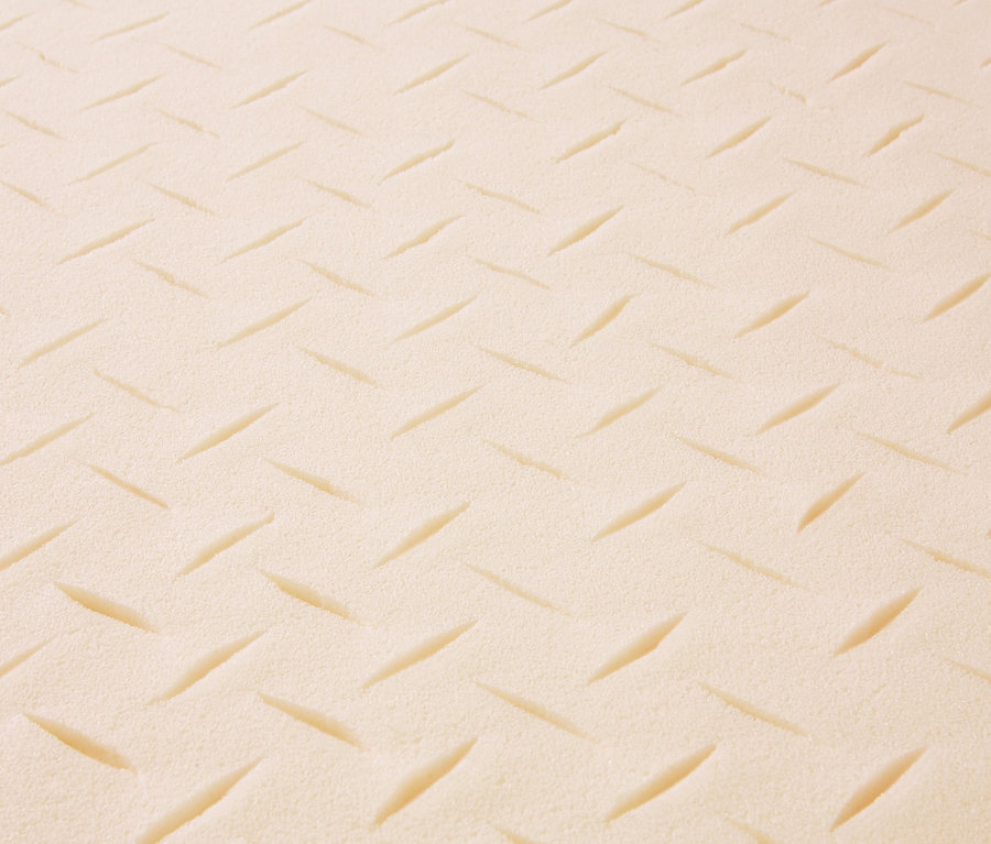 Nahaufnahme einer irisette® Matratzentopper aus Kaltschaum mit diagonalen Einschnitten.
