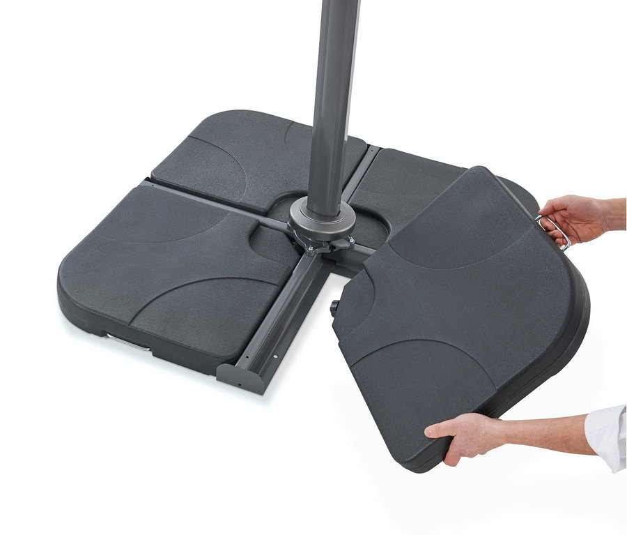 Hände befestigen eine Fliese an einem anthrazitfarbenen Leco Ampelschirm, Ø ca. 330 cm.