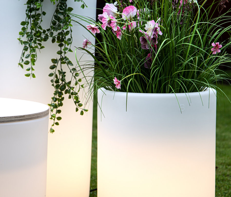 Blumenkasten mit Blumen und 8 seasons design LED-Leuchte auf Rasen.